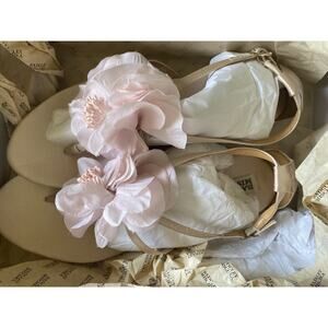 badgley mischka, delicate pale pink satin floral sandal, size 8.5, new in box